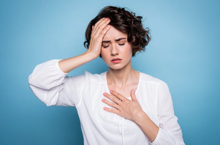 Девушка страдает от головной боли